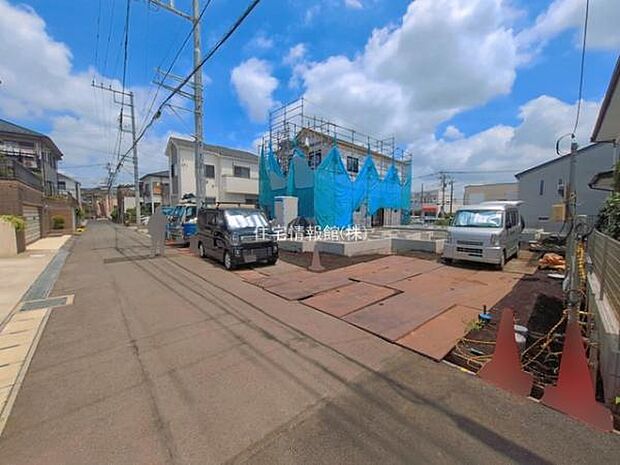 前面道路を含めた現地写真です。