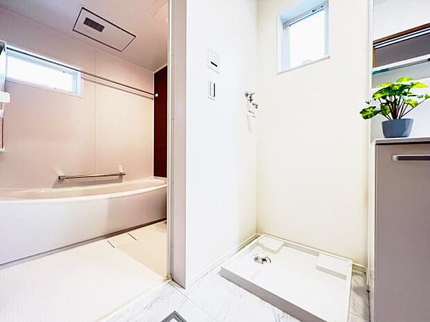 ランドリースペースです。身支度を整えながら洗濯機の操作を行えます。