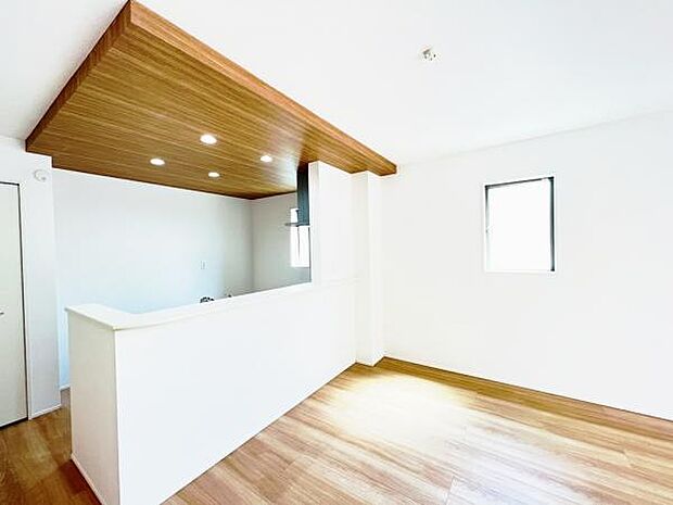 お食事中もキッチンと会話が楽しめるダイニングスペース。