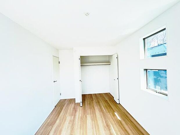 明るい広々とした主寝室でご家族ゆっくりお休みになれますね。