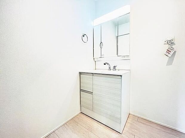 洗面化粧台です。朝の身支度から1日が始まります。