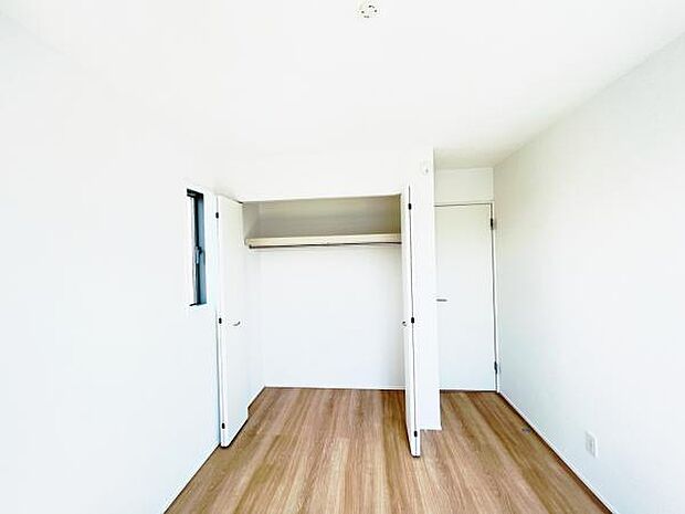 木の温もりが優しいフローリングの収納スペース付き洋室です。