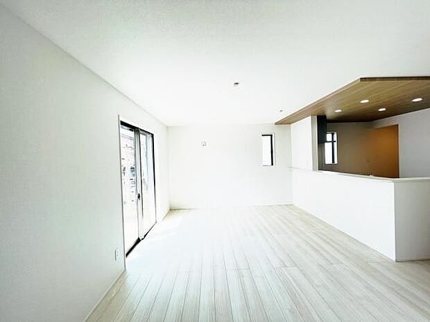 お食事中もキッチンと会話が楽しめるダイニングスペース。