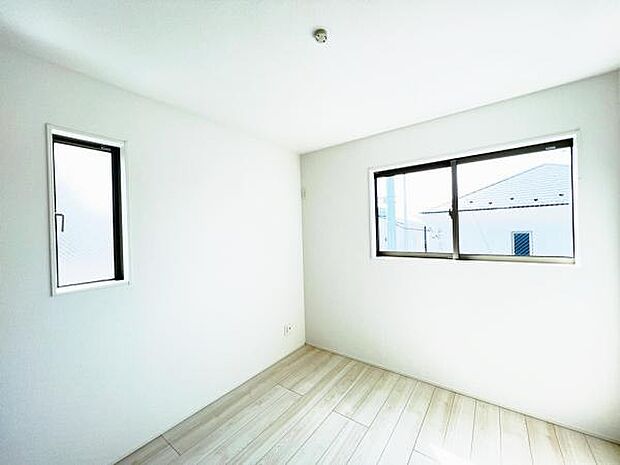 2面採光を確保した室内は、明るく風通しも良く、大変居心地の良い空間となっております。