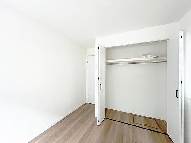 いつでもお部屋をスッキリお使い頂ける収納スペースを設置。