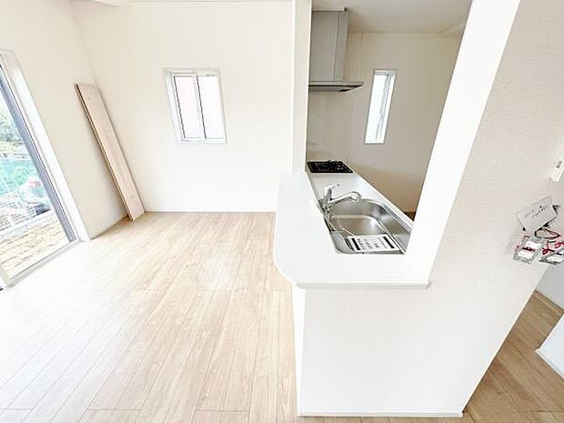 お食事中もキッチンと会話が楽しめるダイニングスペース。