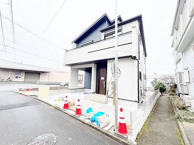 前面道路を含めた現地写真です。