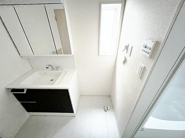 ランドリースペースです。身支度を整えながら洗濯機の操作を行えます。