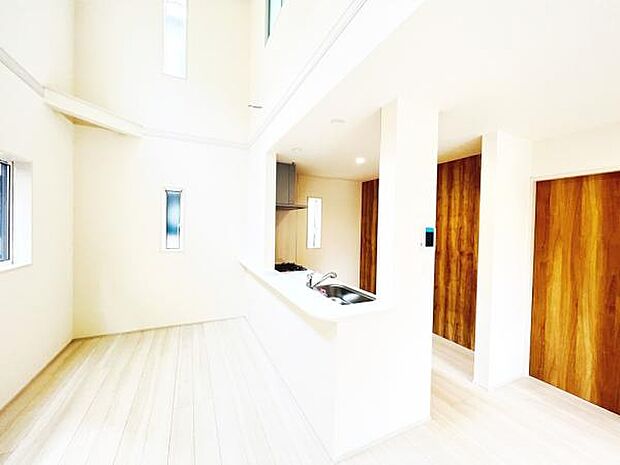 お食事中もキッチンと会話が楽しめるダイニングスペース。