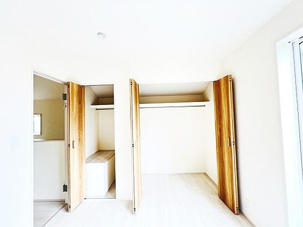 明るい広々とした主寝室でご家族ゆっくりお休みになれますね。