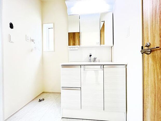 洗面化粧台です。朝の身支度から1日が始まります。