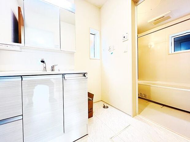 お天気を気にせずお洗濯ができ、室内干し可能です。