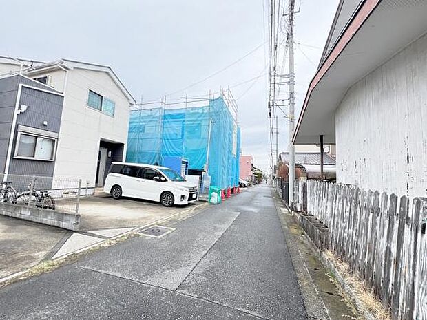 前面道路を含めた現地写真です。