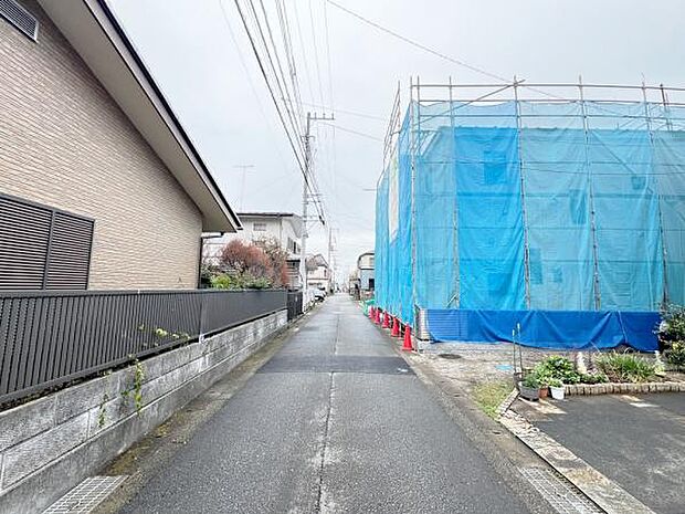 前面道路を含めた現地写真です。