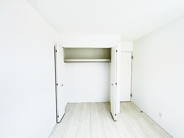 いつでもお部屋をスッキリお使い頂ける収納スペースを設置。