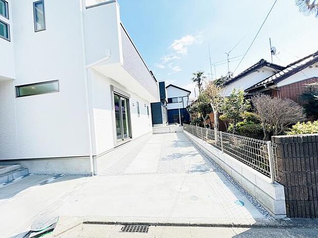 駐車場ももちろん完備しておりますのでお車所有の方にも心強いです。