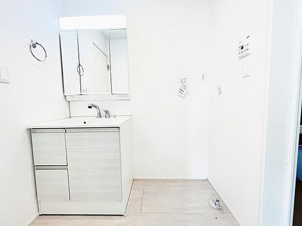 ランドリースペースです。身支度を整えながら洗濯機の操作を行えます。