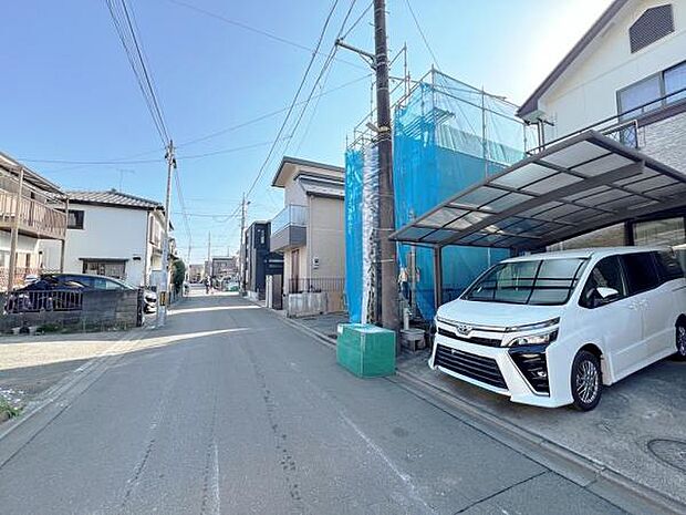 前面道路を含めた現地写真です。