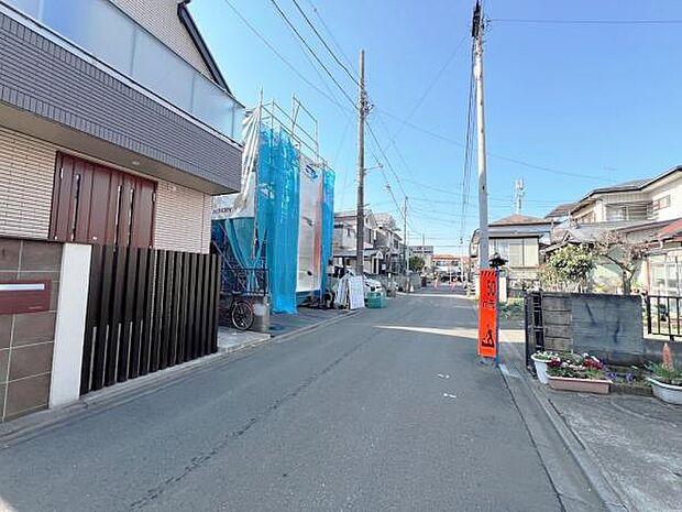 前面道路を含めた現地写真です。