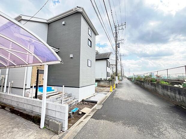 前面道路を含めた現地写真です。