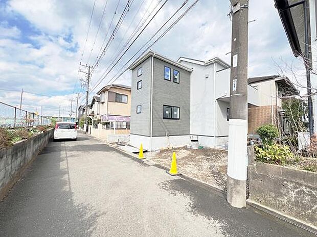 前面道路を含めた現地写真です。