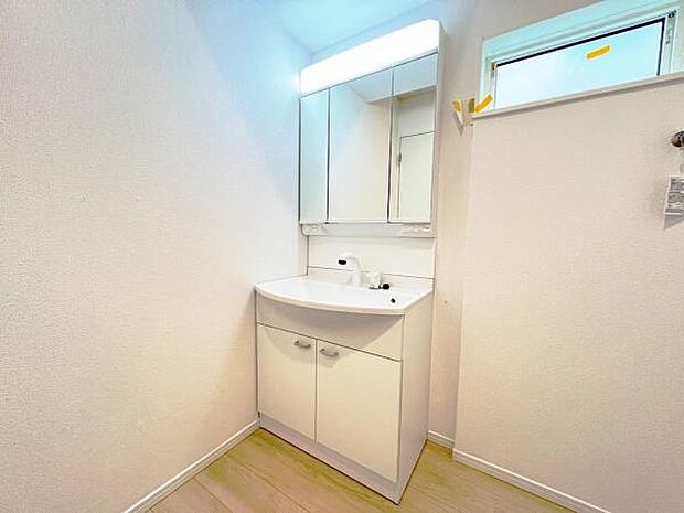 洗面化粧台です。朝の身支度から1日が始まります。