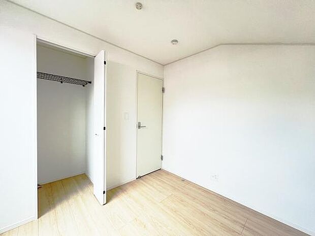 いつでもお部屋をスッキリお使い頂ける収納スペースを設置。