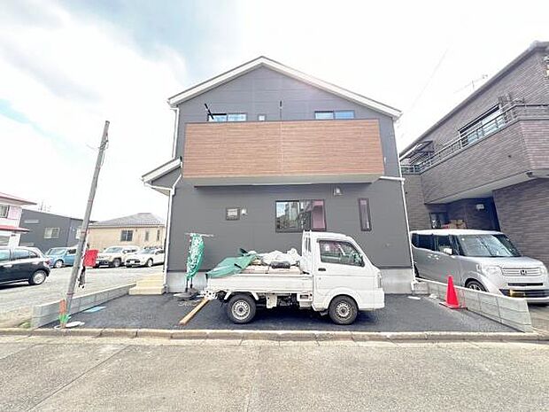 前面道路を含めた現地写真です。