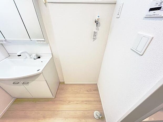 ランドリースペースです。身支度を整えながら洗濯機の操作を行えます。