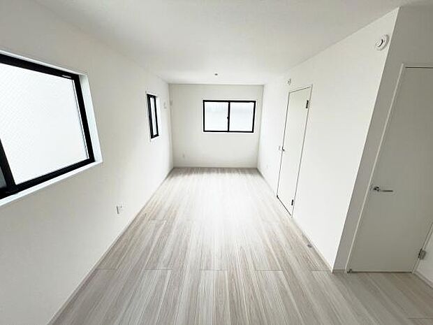 木の温もりが優しいフローリングの収納スペース付き洋室です。