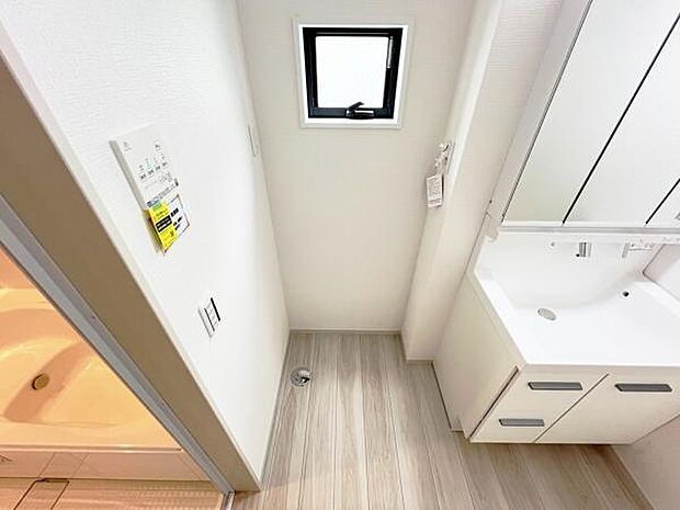 ランドリースペースです。身支度を整えながら洗濯機の操作を行えます。