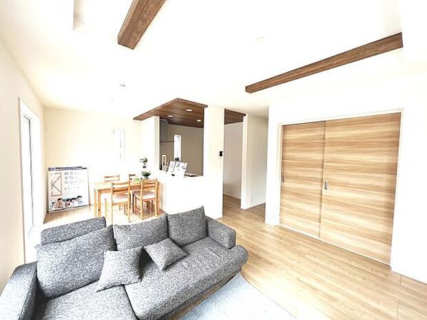 リビングダイニングになります。ご家族そろっての素敵な空間になりそうですね。