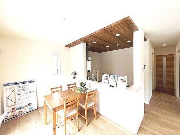 お食事中もキッチンと会話が楽しめるダイニングスペース。