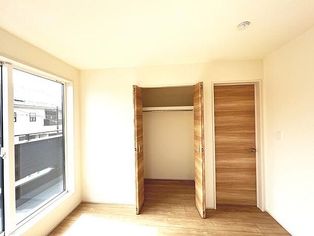 いつでもお部屋をスッキリお使い頂ける収納スペースを設置。