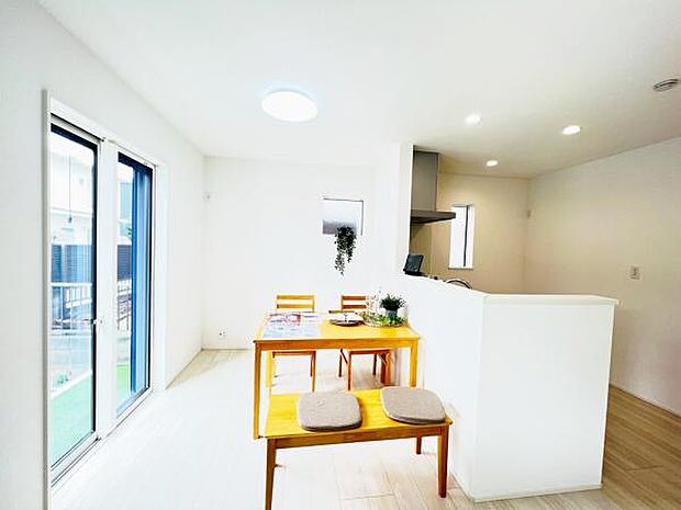 お食事中もキッチンと会話が楽しめるダイニングスペース。