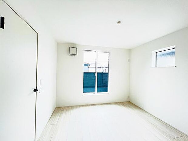 約6.1帖の主寝室スペースです。お子様が小さいうちは一緒に就寝できますね。