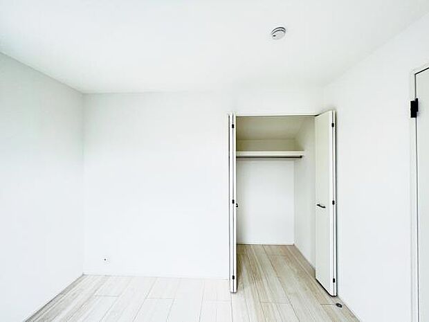 いつでもお部屋をスッキリお使い頂ける収納スペースを設置。