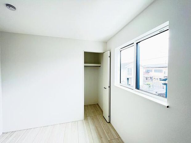 木の温もりが優しいフローリングの収納スペース付き洋室です。
