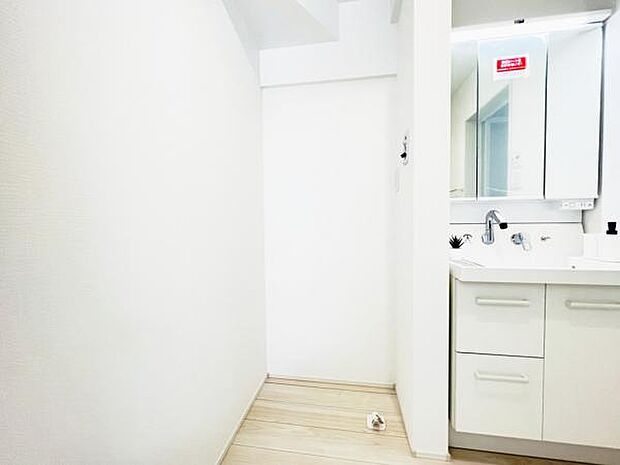 ランドリースペースです。身支度を整えながら洗濯機の操作を行えます。