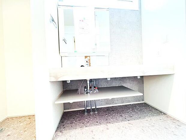 洗面化粧台です。朝の身支度から1日が始まります。