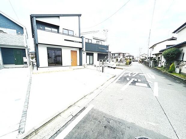 前面道路を含めた現地写真です。