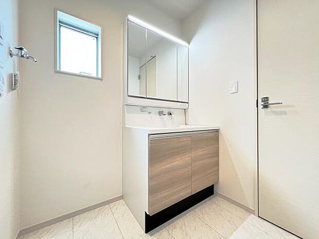 洗面化粧台です。朝の身支度から1日が始まります。