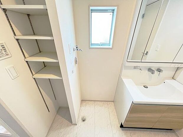 ランドリースペースにはリネン類の収納に便利な棚が設置されています。
