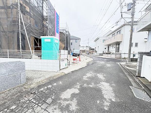 前面道路を含めた現地写真です。