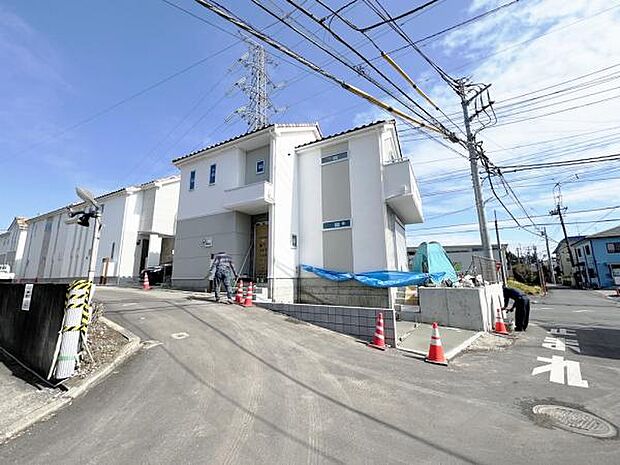 前面道路を含めた現地写真です。