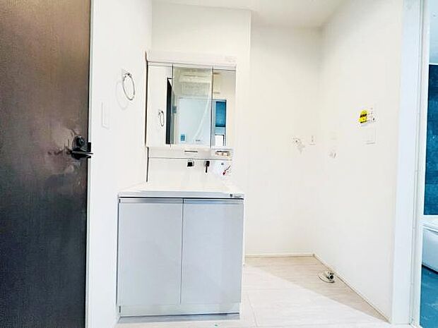 洗面化粧台です。朝の身支度から1日が始まります。