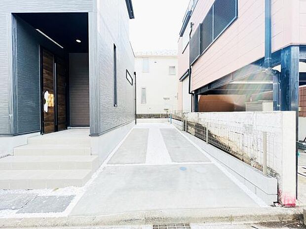 駐車場ももちろん完備しておりますのでお車所有の方にも心強いです。