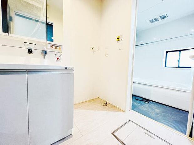 ランドリースペースです。身支度を整えながら洗濯機の操作を行えます。