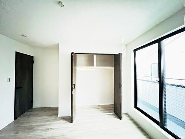 明るい広々とした主寝室でご家族ゆっくりお休みになれますね。