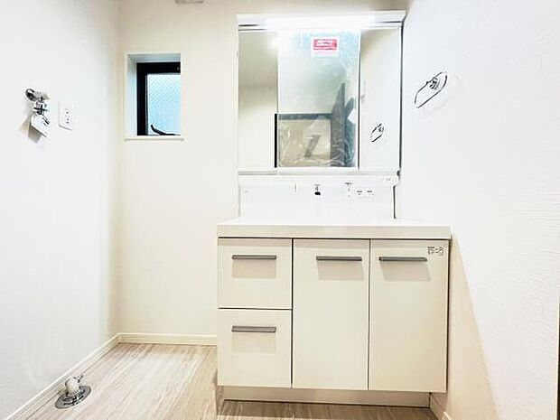 洗面化粧台です。朝の身支度から1日が始まります。